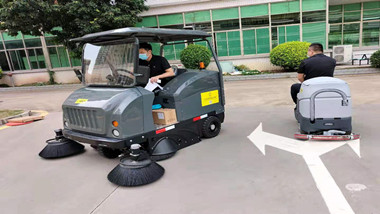 驾驶式洗地机的正确使用步骤和规范？(手推式洗地机的正确使用步骤)