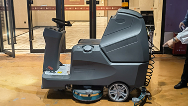 驾驶式洗地机的工作道理